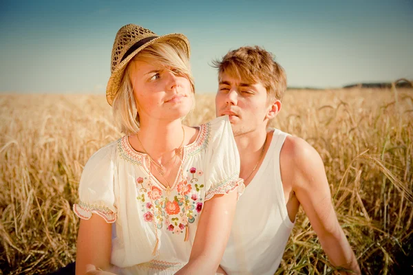 Obraz młodego mężczyzny i kobiety na polu pszenicy — Zdjęcie stockowe