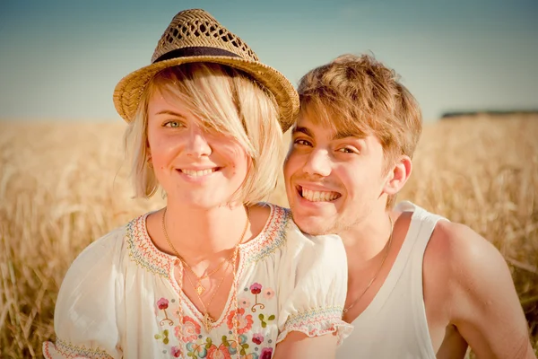 Immagine di giovane uomo e donna sul campo di grano — Foto Stock