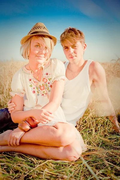 Image of young man and woman on wheat field — Stock Photo, Image