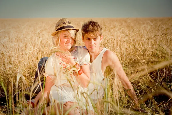 Imagen del joven y la joven en el campo de trigo — Foto de Stock