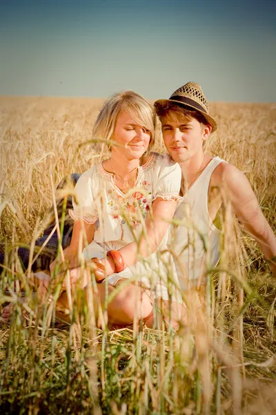 Image of young man and woman on wheat field — Stock Photo, Image