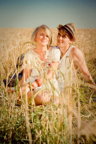 Imagen del joven y la joven en el campo de trigo —  Fotos de Stock