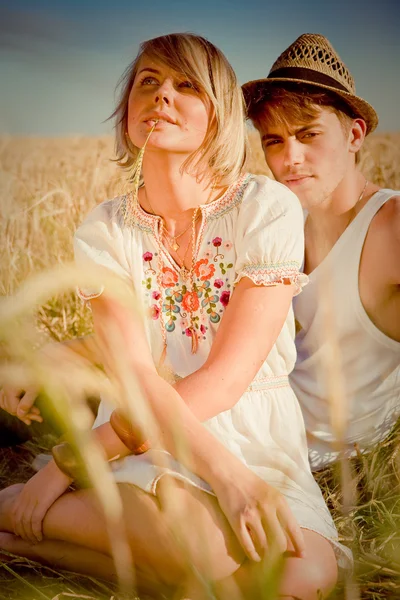 Imagen del joven y la joven en el campo de trigo —  Fotos de Stock