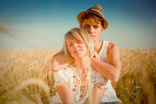 Imagem do jovem e da mulher no campo de trigo — Fotografia de Stock