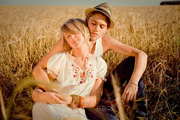 Image of young man and woman on wheat field — Stock Photo, Image