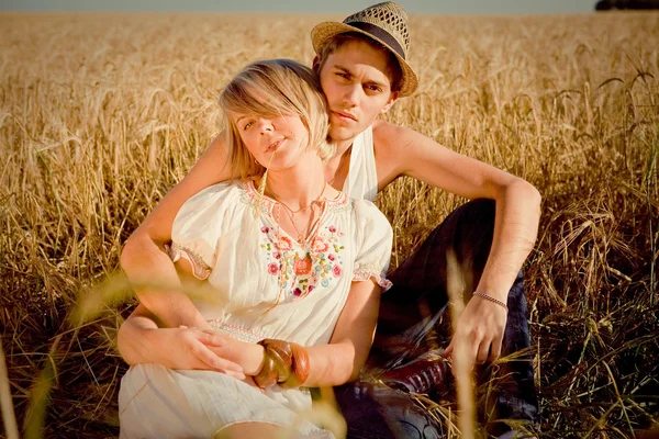 Imagem do jovem e da mulher no campo de trigo — Fotografia de Stock