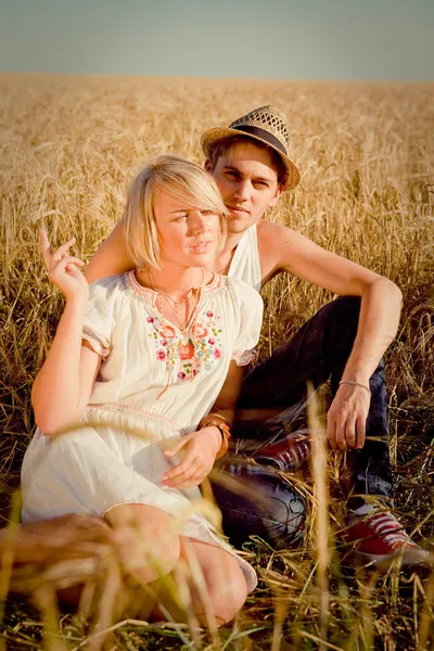 Image of young man and woman on wheat field — Stock Photo, Image