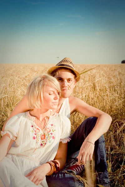 Imagen del joven y la joven en el campo de trigo — Foto de Stock