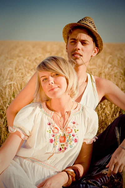 Imagen del joven y la joven en el campo de trigo — Foto de Stock