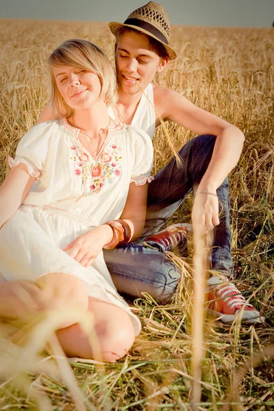 Imagen del joven y la joven en el campo de trigo — Foto de Stock