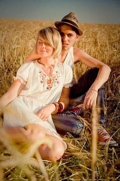 Imagem do jovem e da mulher no campo de trigo — Fotografia de Stock