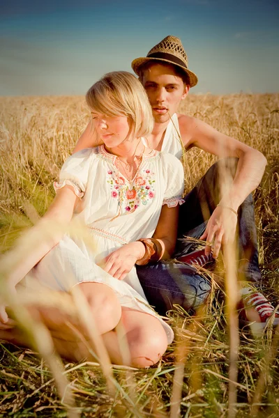 Εικόνα του νεαρού άνδρα και γυναίκα στο πεδίο σιτάρι — Φωτογραφία Αρχείου