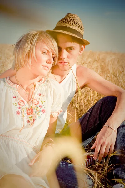 Bilden av ung man och kvinna på vete fält — Stockfoto