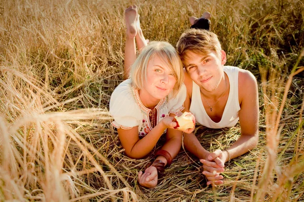 Imagen del joven y la joven en el campo de trigo — Foto de Stock