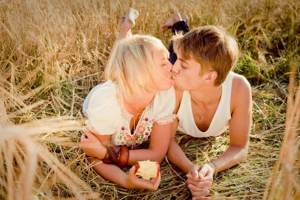 Imagen del joven y la joven en el campo de trigo — Foto de Stock