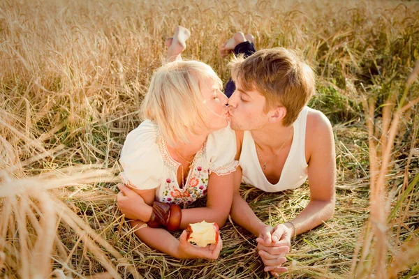 Genç erkek ve kadın üzerinde buğday alanı görüntü — Stok fotoğraf
