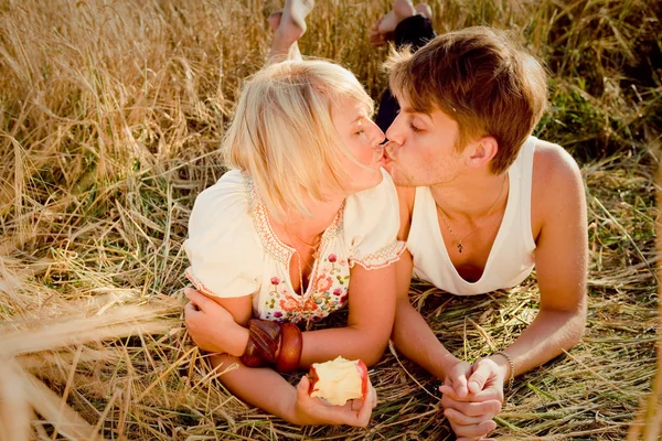 Bilden av ung man och kvinna på vete fält — Stockfoto