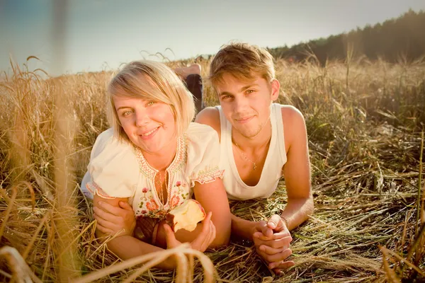 Imagen del joven y la joven en el campo de trigo — Foto de Stock