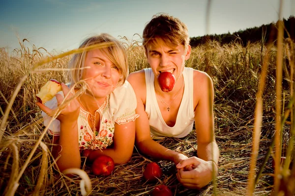 Imagem do jovem e da mulher no campo de trigo — Fotografia de Stock