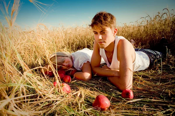 Image d'un jeune homme et d'une jeune femme sur un champ de blé — Photo