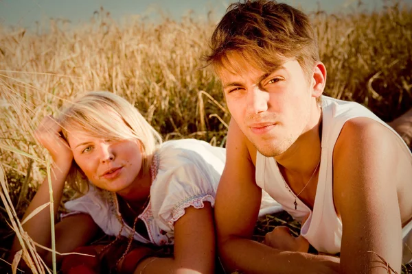 Изображение молодого человека и женщины на пшеничном поле — стоковое фото