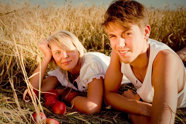 Imagem do jovem e da mulher no campo de trigo — Fotografia de Stock