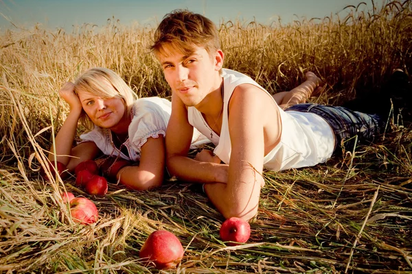 Bilden av ung man och kvinna på vete fält — Stockfoto