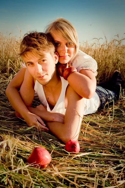 Imagem do jovem e da mulher no campo de trigo — Fotografia de Stock