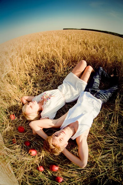 Imagem do jovem e da mulher no campo de trigo — Fotografia de Stock