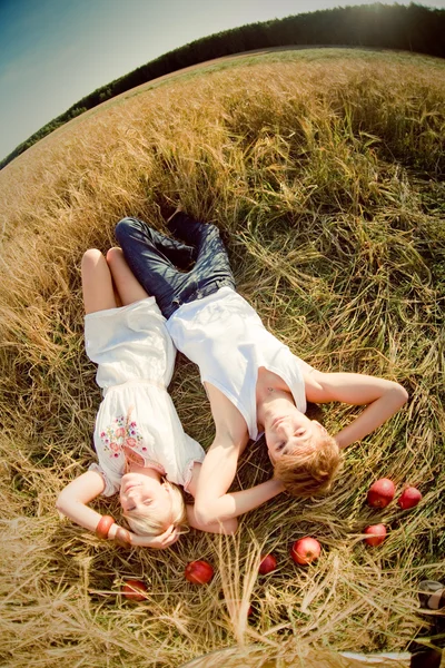 Obrázek mladý muž a žena na pšeničné pole — Stock fotografie