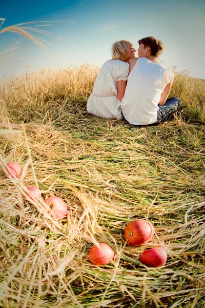 Image of young man and woman on wheat field — Stock Photo, Image