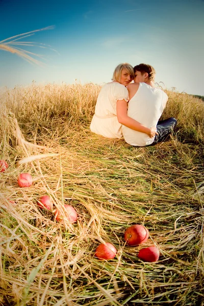 Bilden av ung man och kvinna på vete fält — Stockfoto