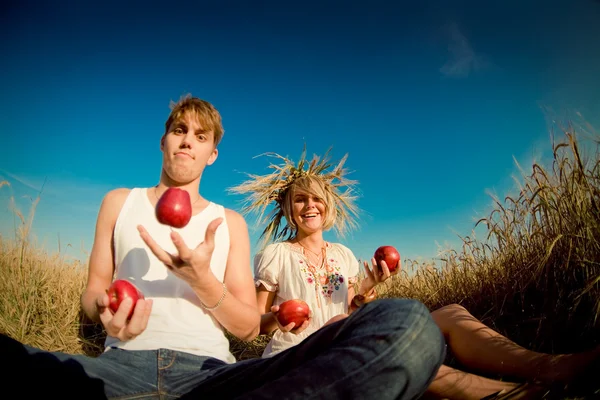 Bilden av ung man och kvinna på vete fält — Stockfoto