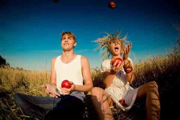 Изображение молодого человека и женщины на пшеничном поле — стоковое фото