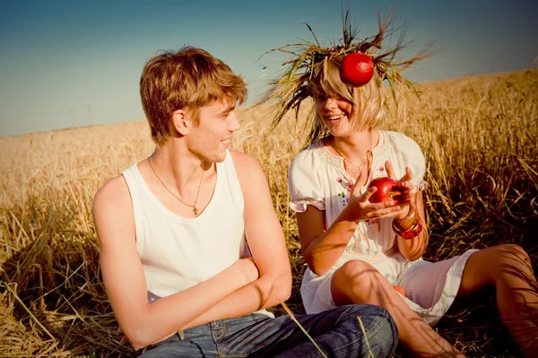 Imagen del joven y la joven en el campo de trigo — Foto de Stock