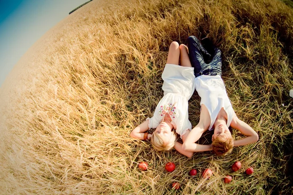 Imagem do jovem e da mulher no campo de trigo Fotografia De Stock