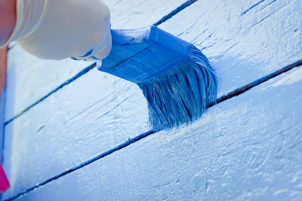 Peinture à la main mur en bois bleu — Photo