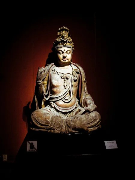 Antike Holzstatue des Buddha — Stockfoto