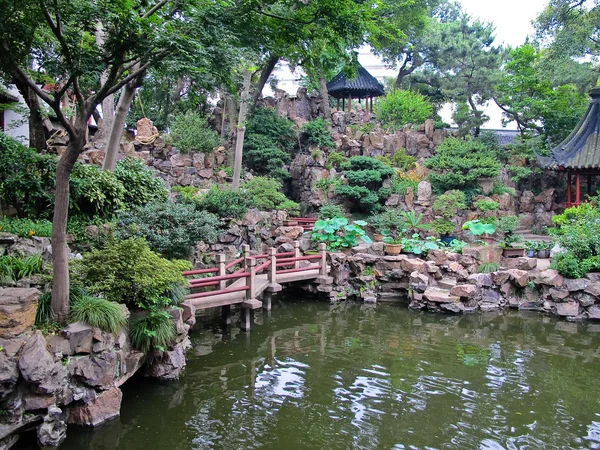 Edificio histórico junto al lago, china — Foto de Stock