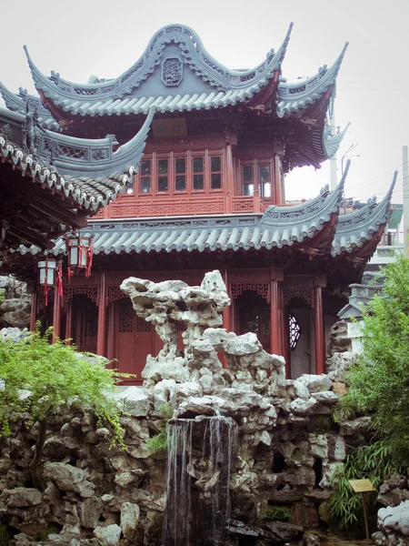 Roter Pavillon vor einem See, hong kong — Stockfoto