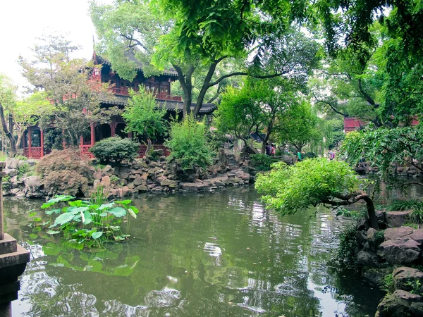 Trä pavilion framför en sjö, hong kong — Stockfoto