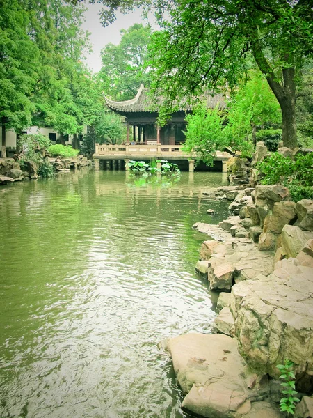 Pavillon en bois devant un lac, Hong Kong — Photo