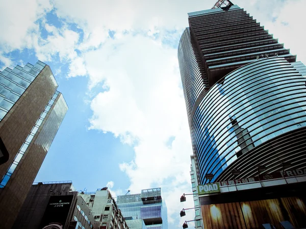 在香港，中国摩天大楼捶著蓝色天空 — 图库照片