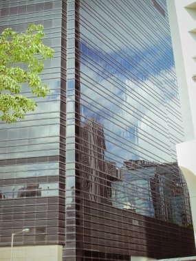 Bir gökdelenin bir gökdelenin üzerinde yansıma.