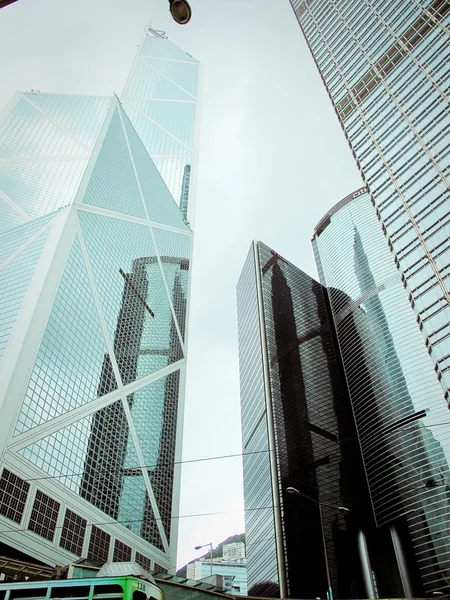 在香港，中国摩天大楼捶著蓝色天空 — 图库照片