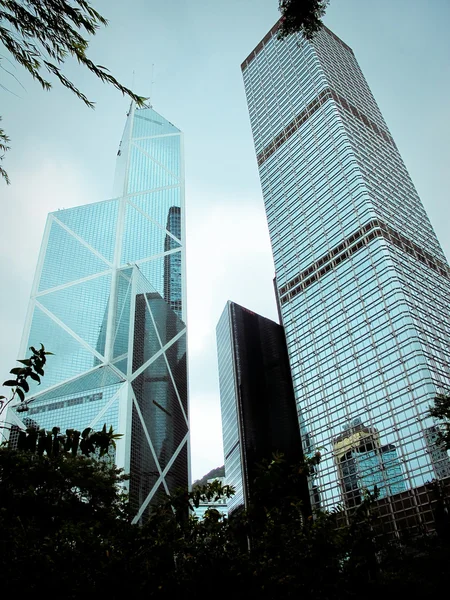 Mrakodrapy againt modrá obloha v hong kong, Čína — Stock fotografie