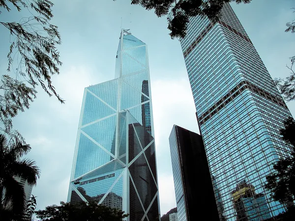 Wolkenkrabbers againt blauwe hemel in hong kong, china — Stockfoto