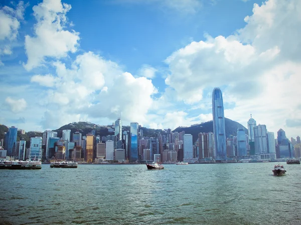 Χονγκ Κονγκ skyline με ferry-boat στο λιμάνι της Βικτόρια — Φωτογραφία Αρχείου
