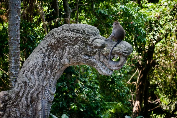 Sculptures dans la forêt de singes à Bali (Sangeh ) — Photo