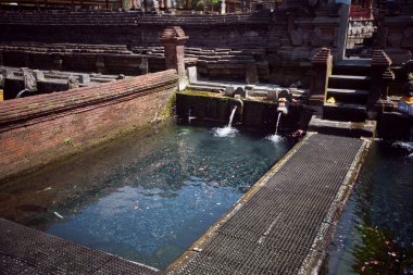 Kutsal kaynak suyu tirta empul içinde